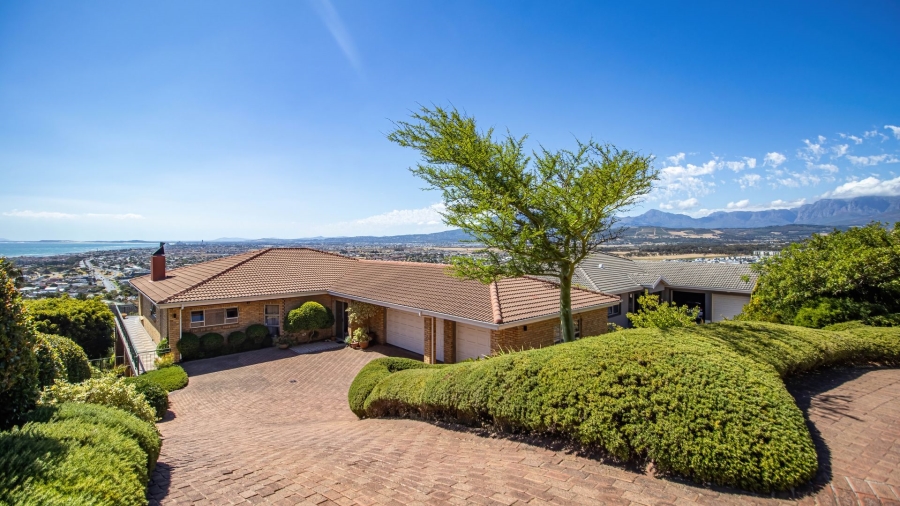 5 Bedroom Property for Sale in Mountainside Western Cape